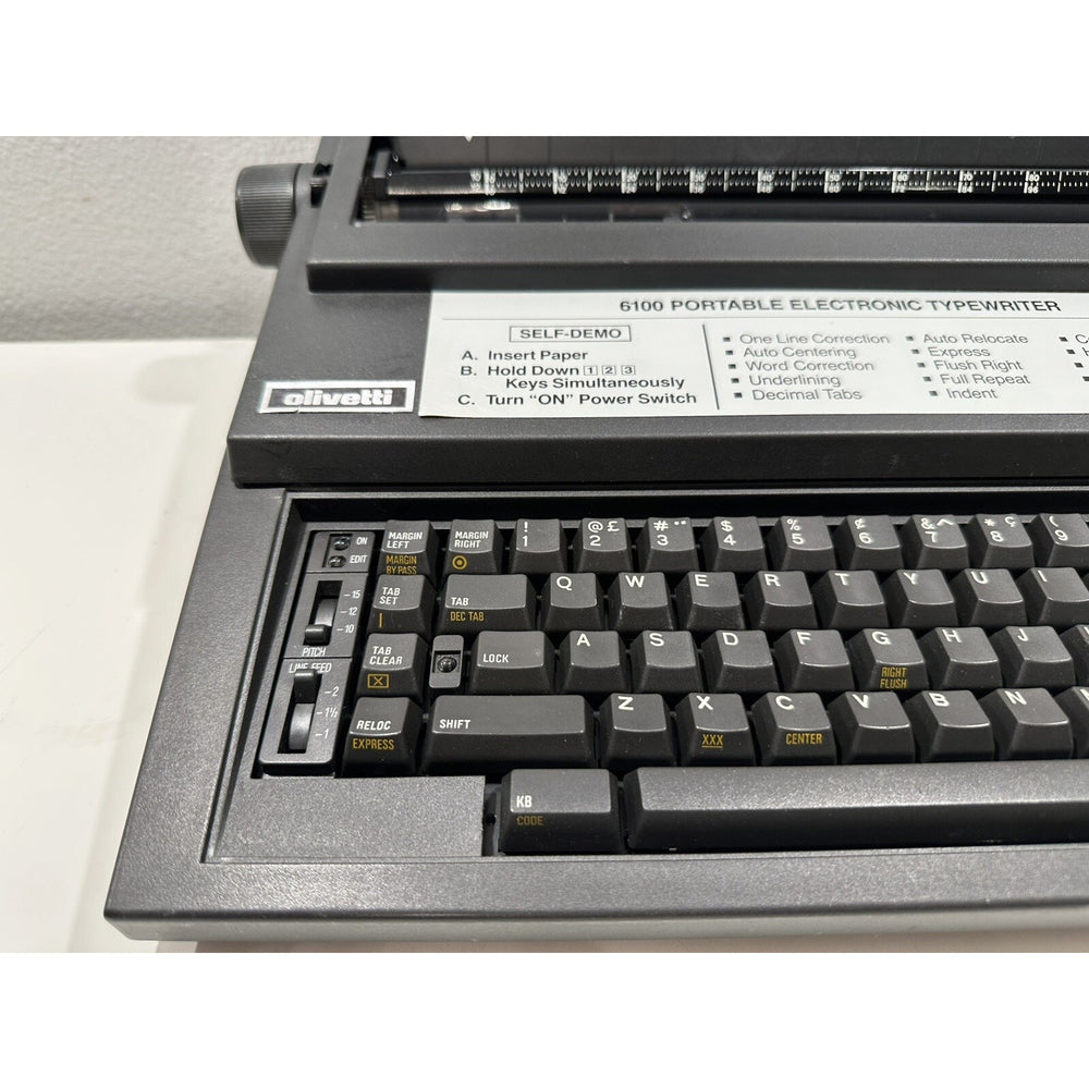 VINTAGE *CLEAN* Olivetti 6100 Spanish Portable Electronic Typewriter
