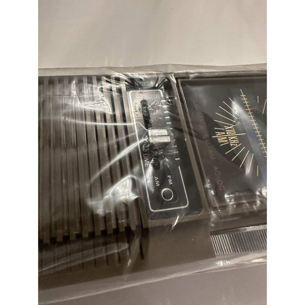 VINTAGE *NEW* Robin #2066 Solid State AM/FM Portable Radio