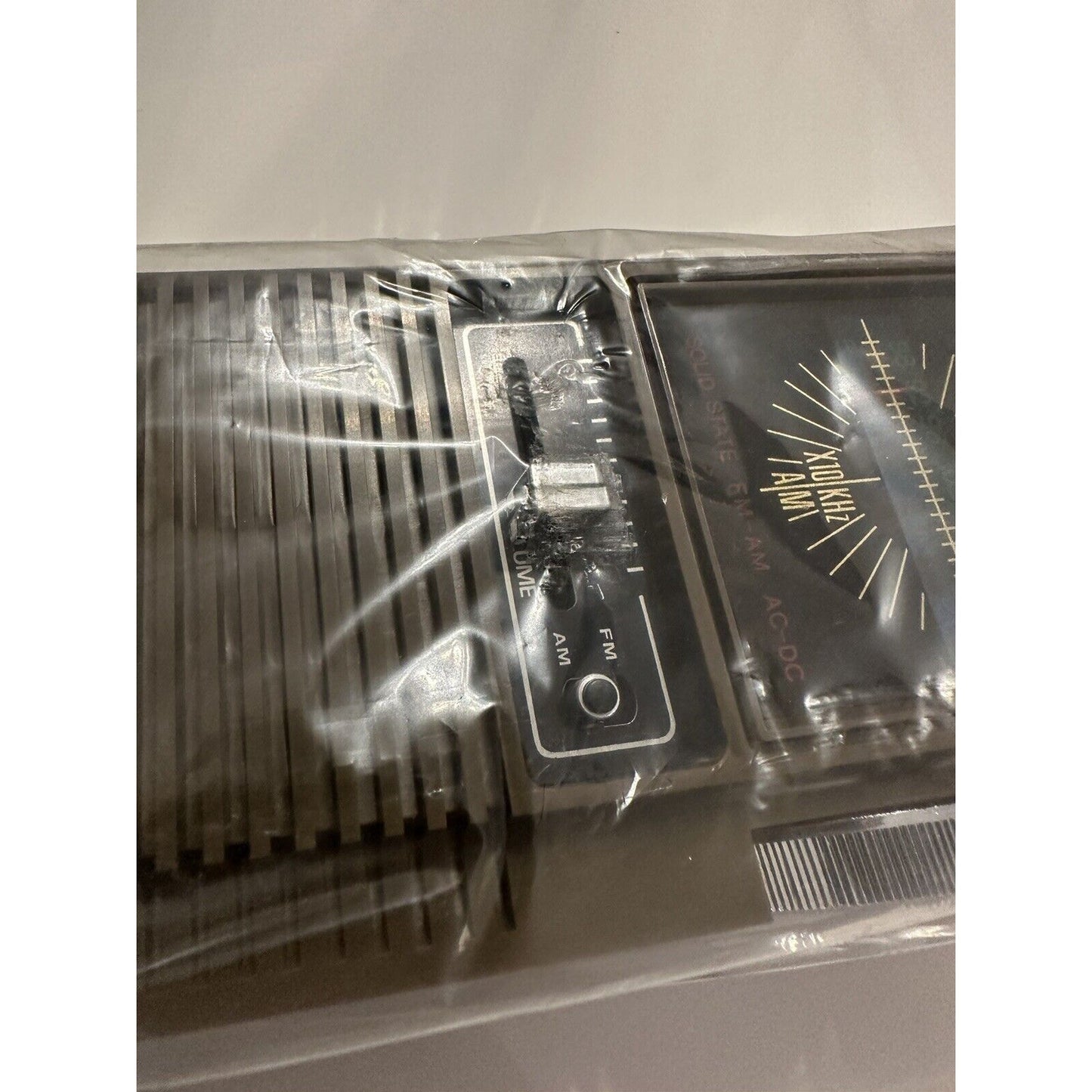 VINTAGE *NEW* Robin #2066 Solid State AM/FM Portable Radio