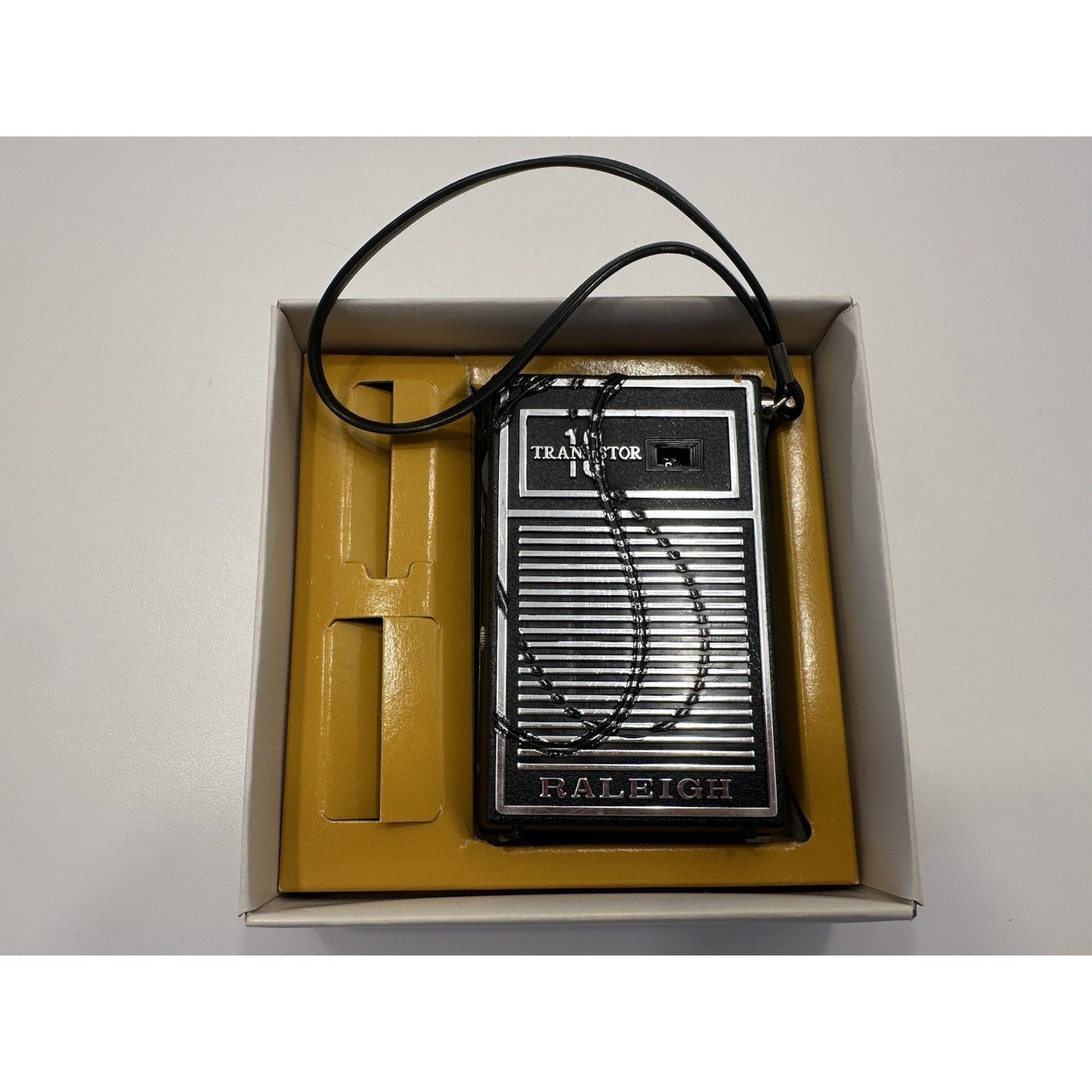 VINTAGE *NEW* 1960's MELTED Raleigh 10 Model#1008 Transistor Radio/High Sensitivity