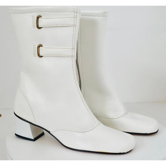 VINTAGE *NEW* 1970's White Boots with Zipper and Short Heels Size 5.5B
