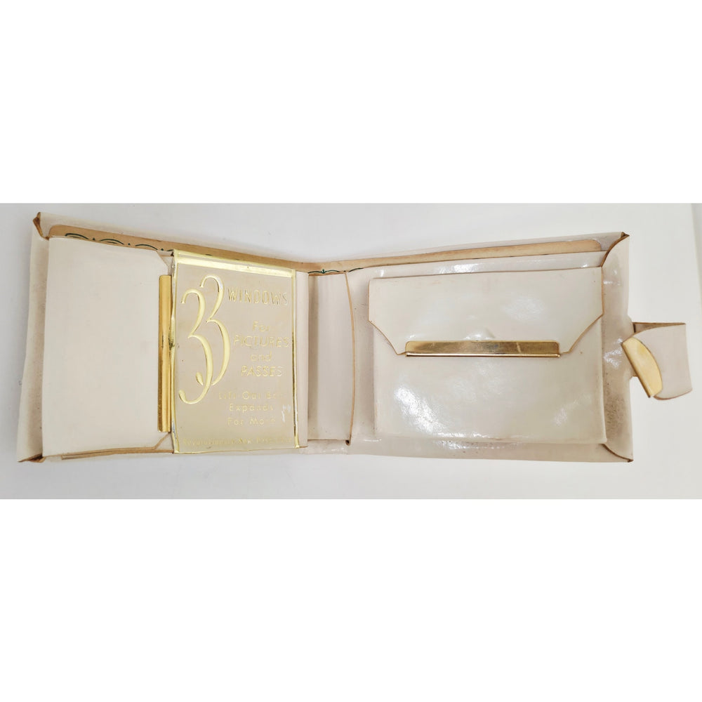 VINTAGE *PRISTINE* 1970's Cream with "P" Initial Bi-Fold Coin, Photo and Cash Wallet