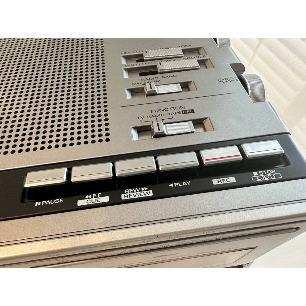 VINTAGE *NEW* 80's Hitachi K-2400 Solid State TV Receiver/Cassette RARE