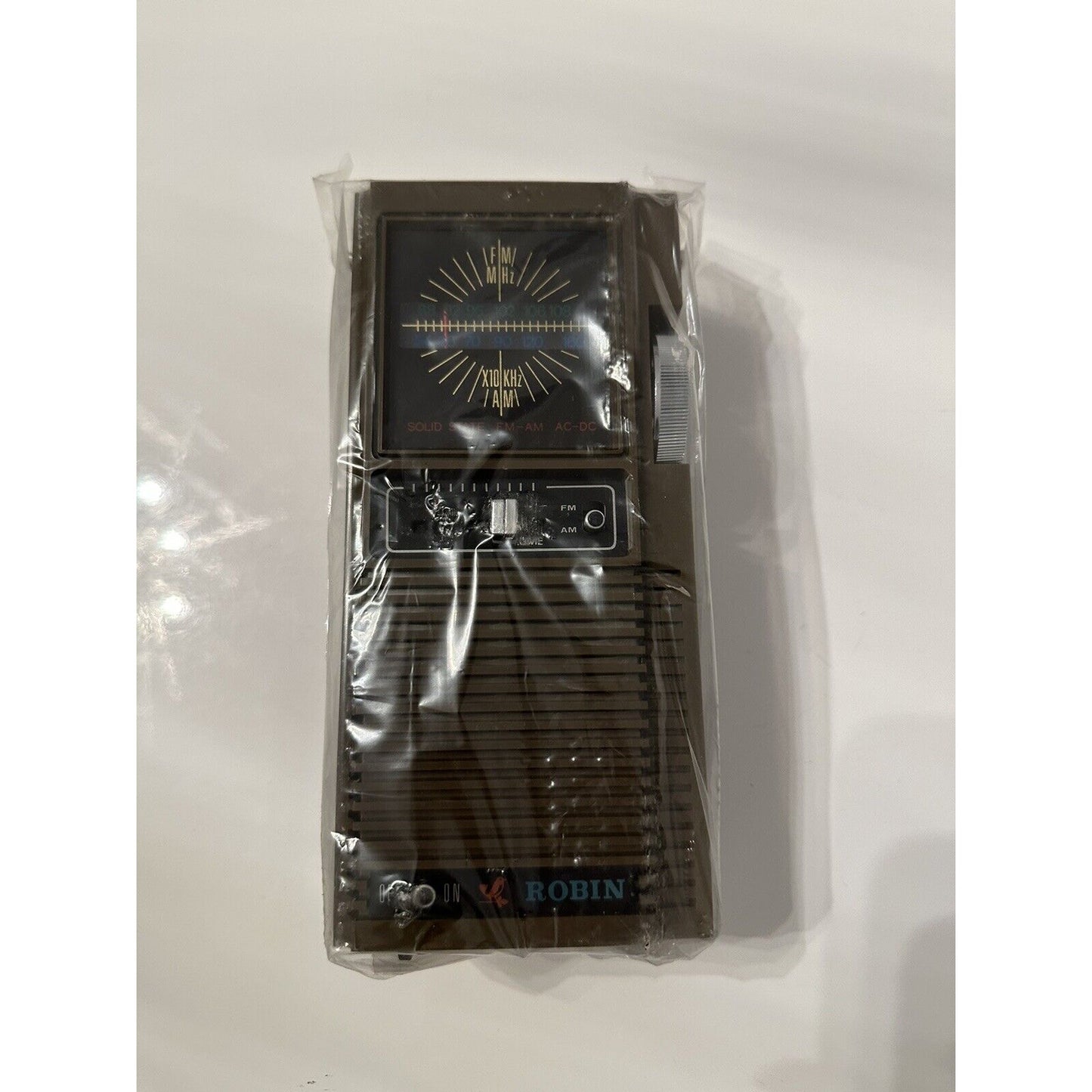 VINTAGE *NEW* Robin #2066 Solid State AM/FM Portable Radio