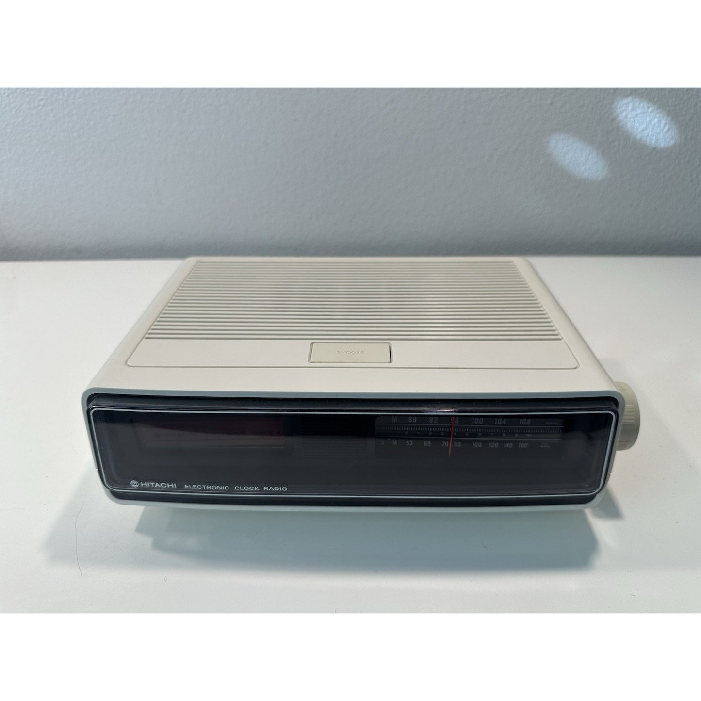 VINTAGE *NEW* 1980's Hitachi KC-650H Ivory/White Electronic Alarm Clock Radio
