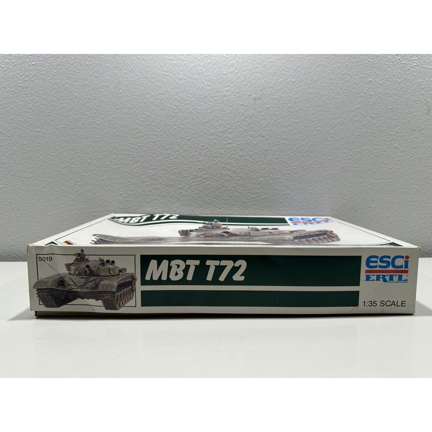 VINTAGE *NEW * MBT-T72 esci/vertl Tank Model Kit 5019