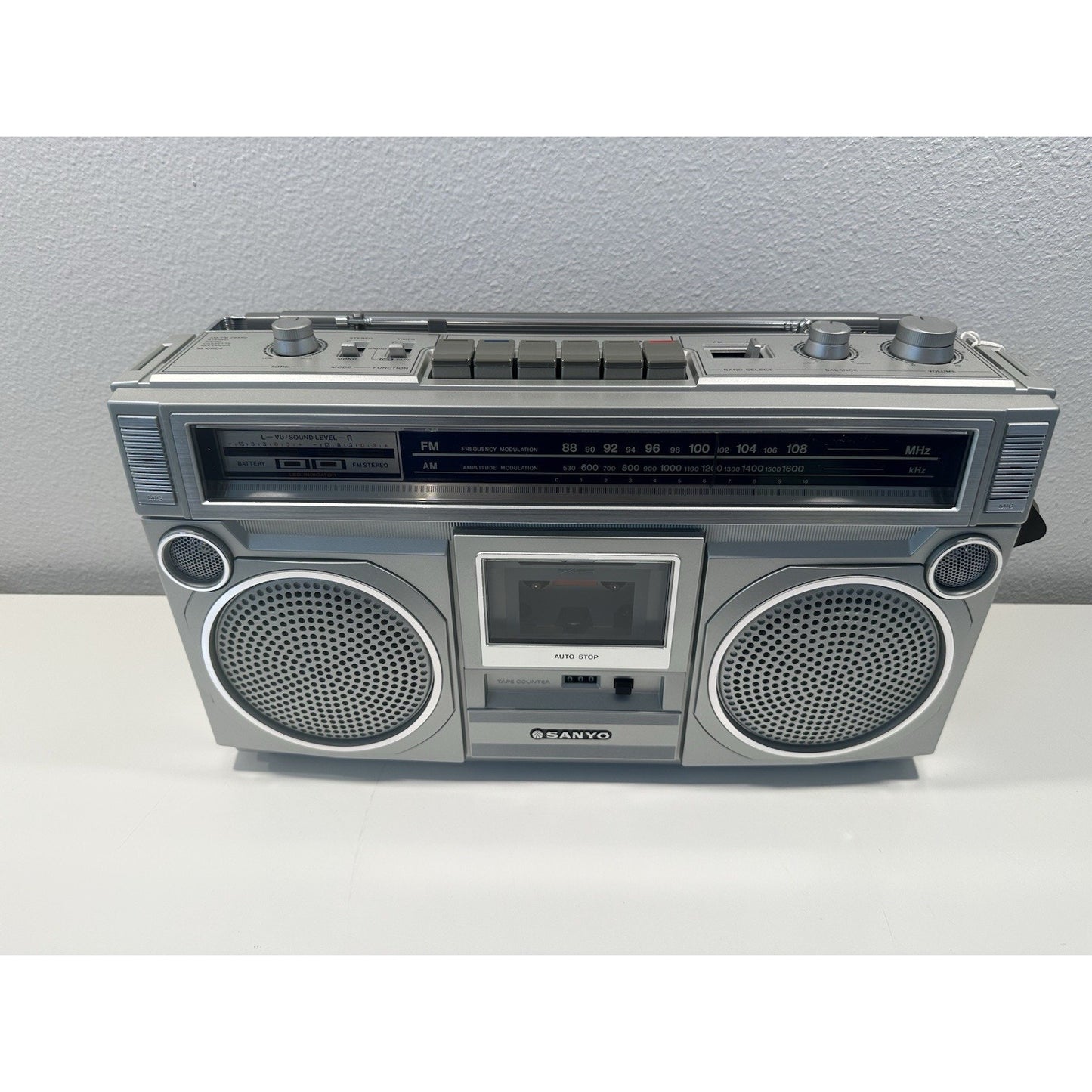 VINTAGE *NEW* 1980's Sanyo Boombox M9924 am/fm Cassette Boombox Ghettoblaster