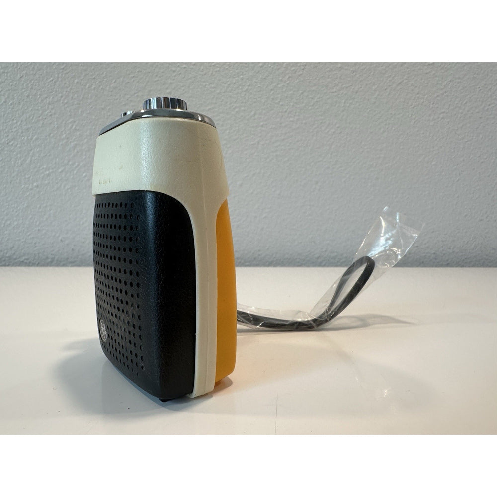 VINTAGE *NEW* 1960's ROBIN AIE-741 Black/Yellow Solid State Micro Transistor Radio