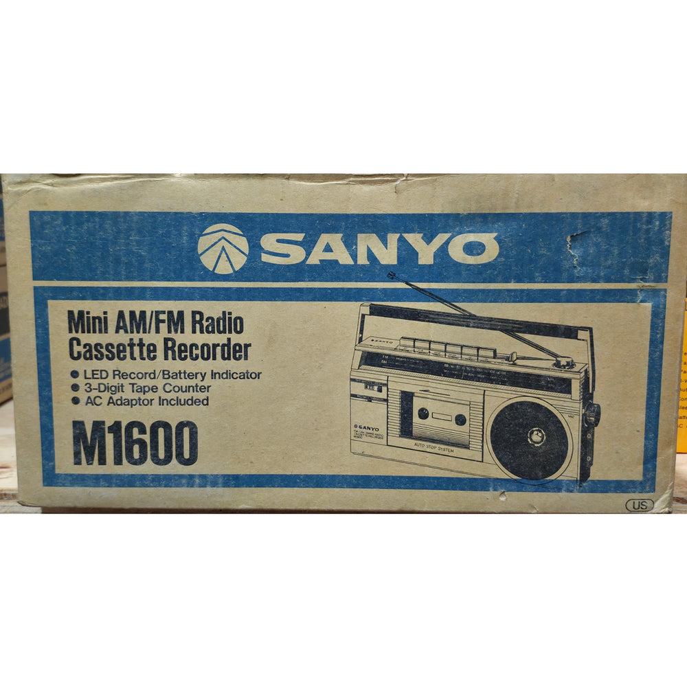VINTAGE *PRISTINE* 1980's Sanyo M1600 Mini Cassette Tape AM/FM Boombox