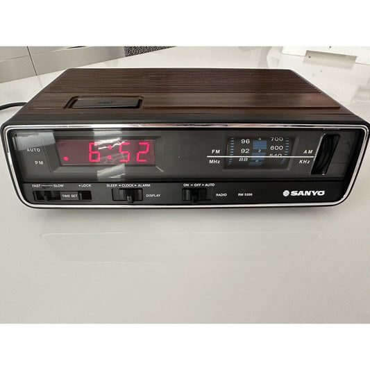 VINTAGE *NEW* Sanyo RM 5300 Walnut LED Alarm Clock Radio