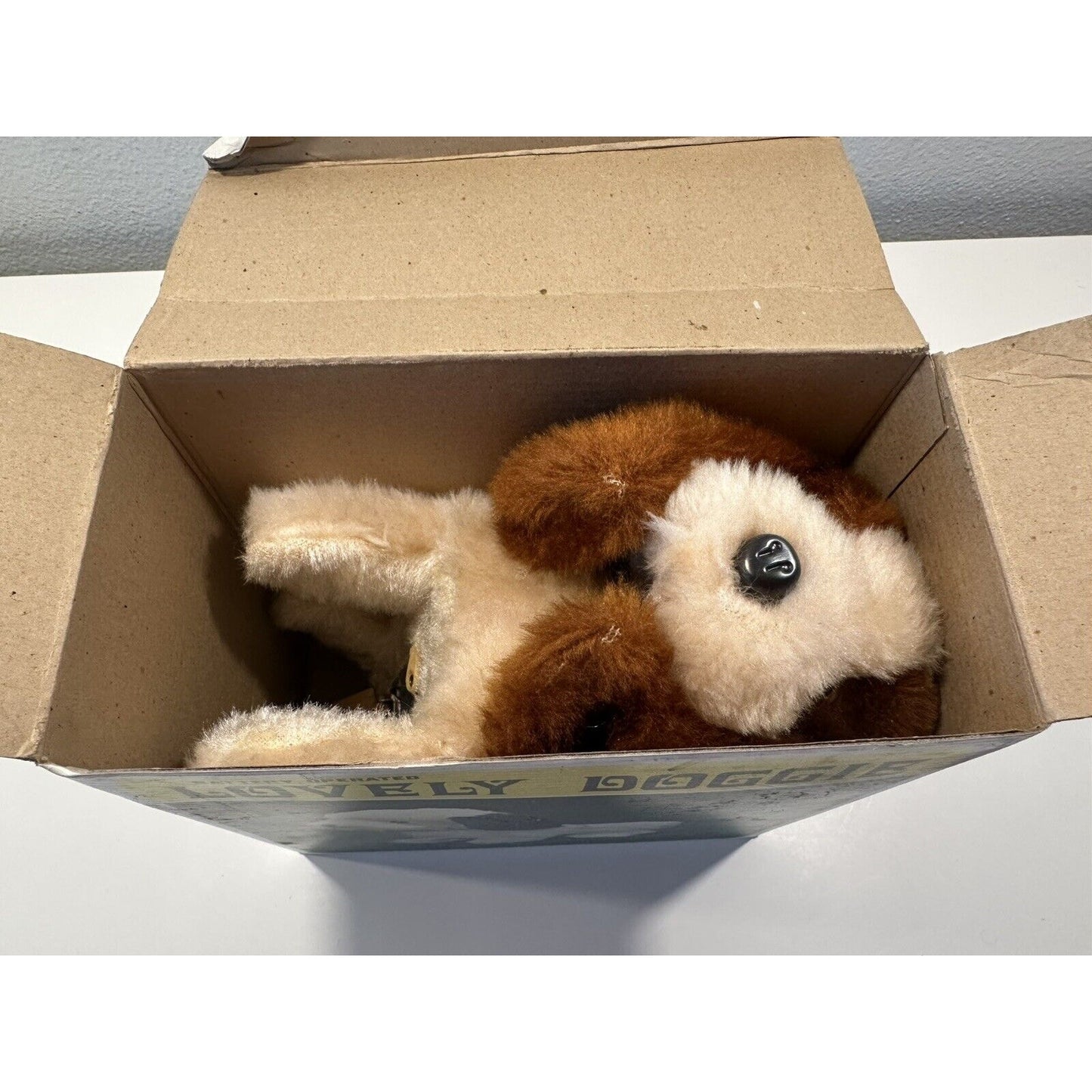 VINTAGE *NEW* 1970's Lovely Dog Walking Barking White Collared Dog