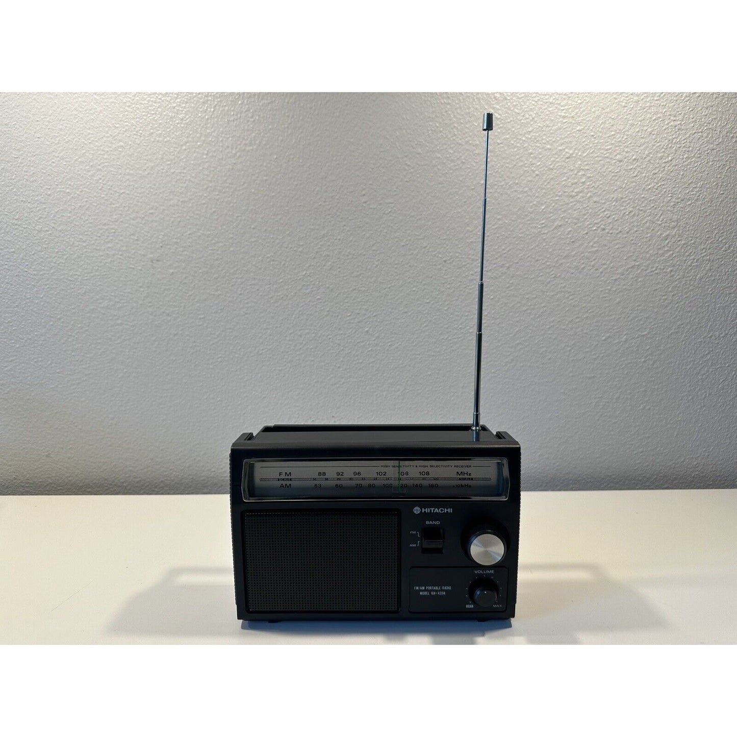 VINTAGE *NEW* 1970's Hitachi Model KH-435H AM/FM Portable Transistor Radio