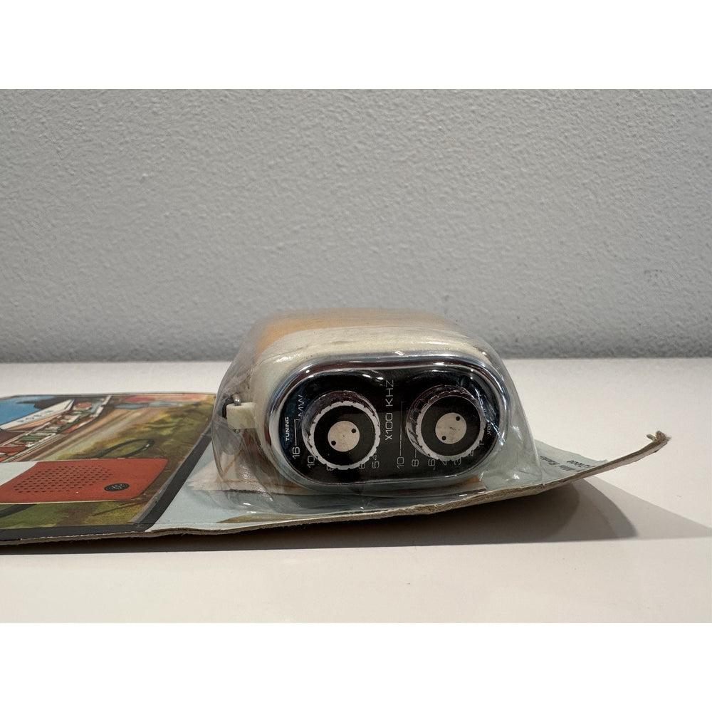 VINTAGE *NEW* ROBIN AIE-741 Yellow Solid State Micro Transistor Radio