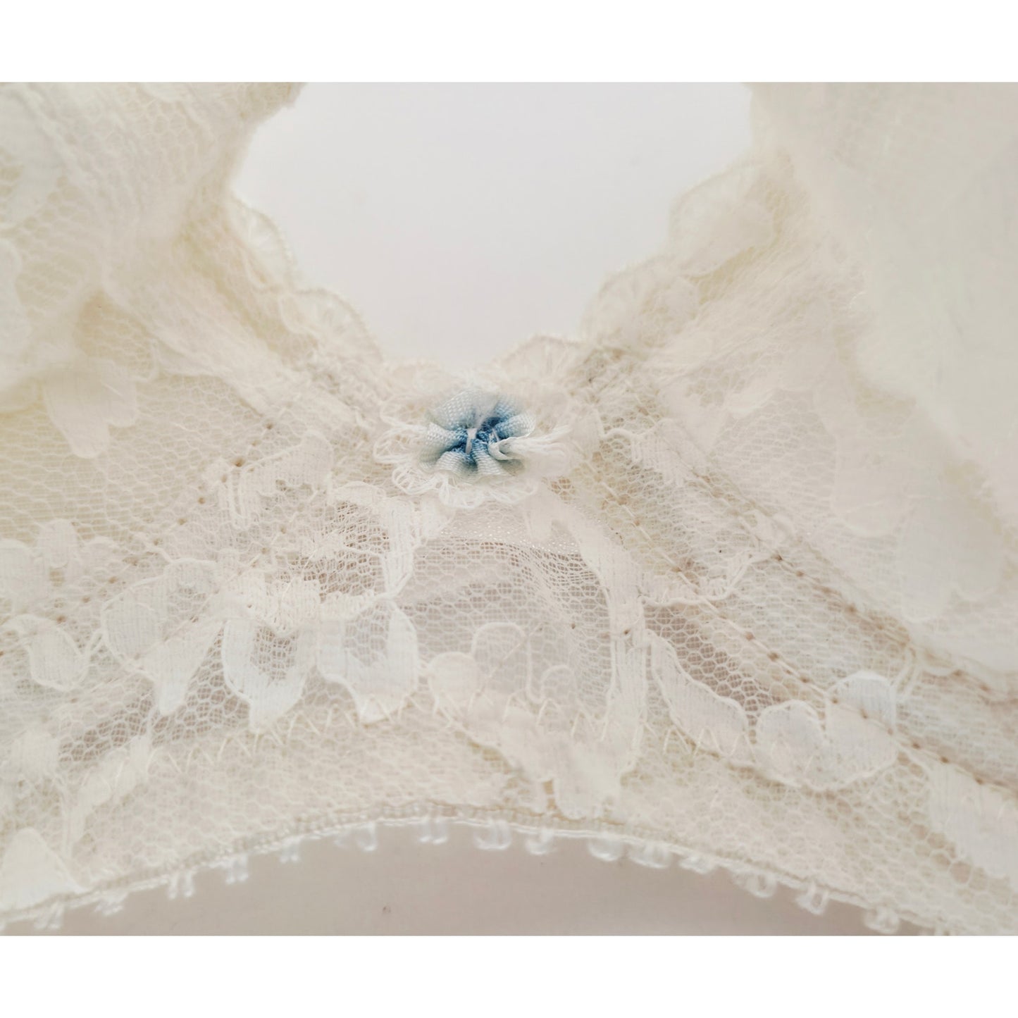 VINTAGE *NEW* 1960's Carnival Women's White Lace Bra with Blue Flower Size 36B