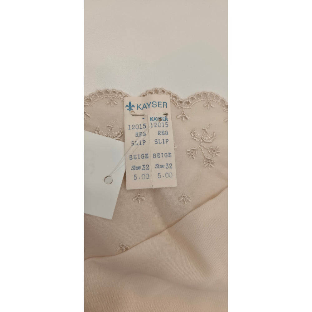 VINTAGE *NEW* 1960's Kayser Cream 100% Nylon Lace Trim Slip Size S (32)