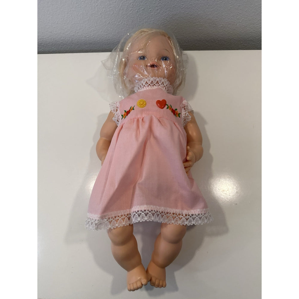 VINTAGE *NEW* 1976 New In Box Baby Sez So Press Her Heart Talking Doll Blonde