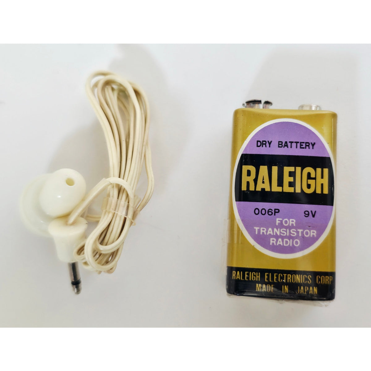 VINTAGE 1960's *PRISTINE * Raleigh 15 Model 1540 AM Transistor Radio with Case