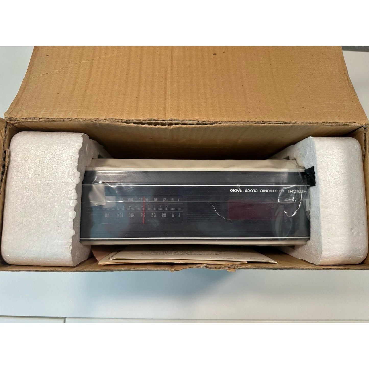 VINTAGE *NEW* 1980's Hitachi KC-650H Ivory/White Electronic Alarm Clock Radio