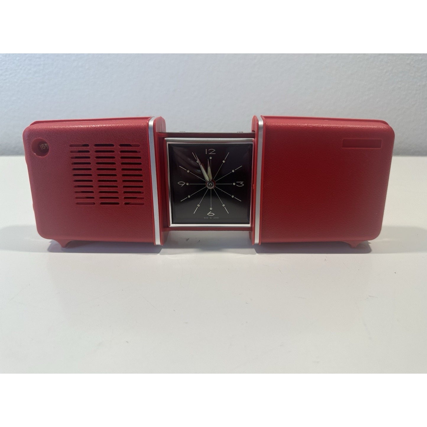 VINTAGE *NEW* 1960's/1970's Travel Clock Radio, Open/Shut Red Case
