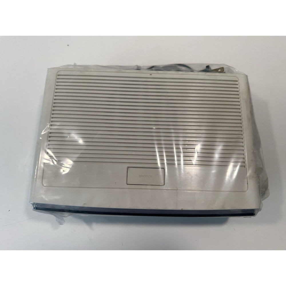 VINTAGE *NEW* 1980's Hitachi KC-650H Ivory/White Electronic Alarm Clock Radio
