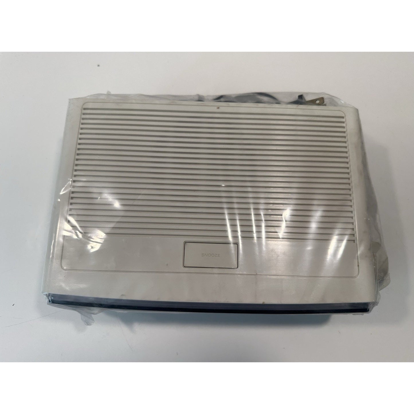 VINTAGE *NEW* 1980's Hitachi KC-650H Ivory/White Electronic Alarm Clock Radio