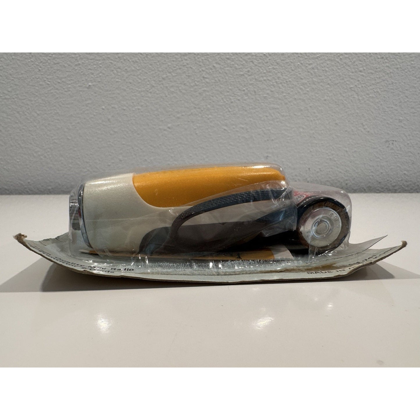 VINTAGE *NEW* ROBIN AIE-741 Yellow Solid State Micro Transistor Radio