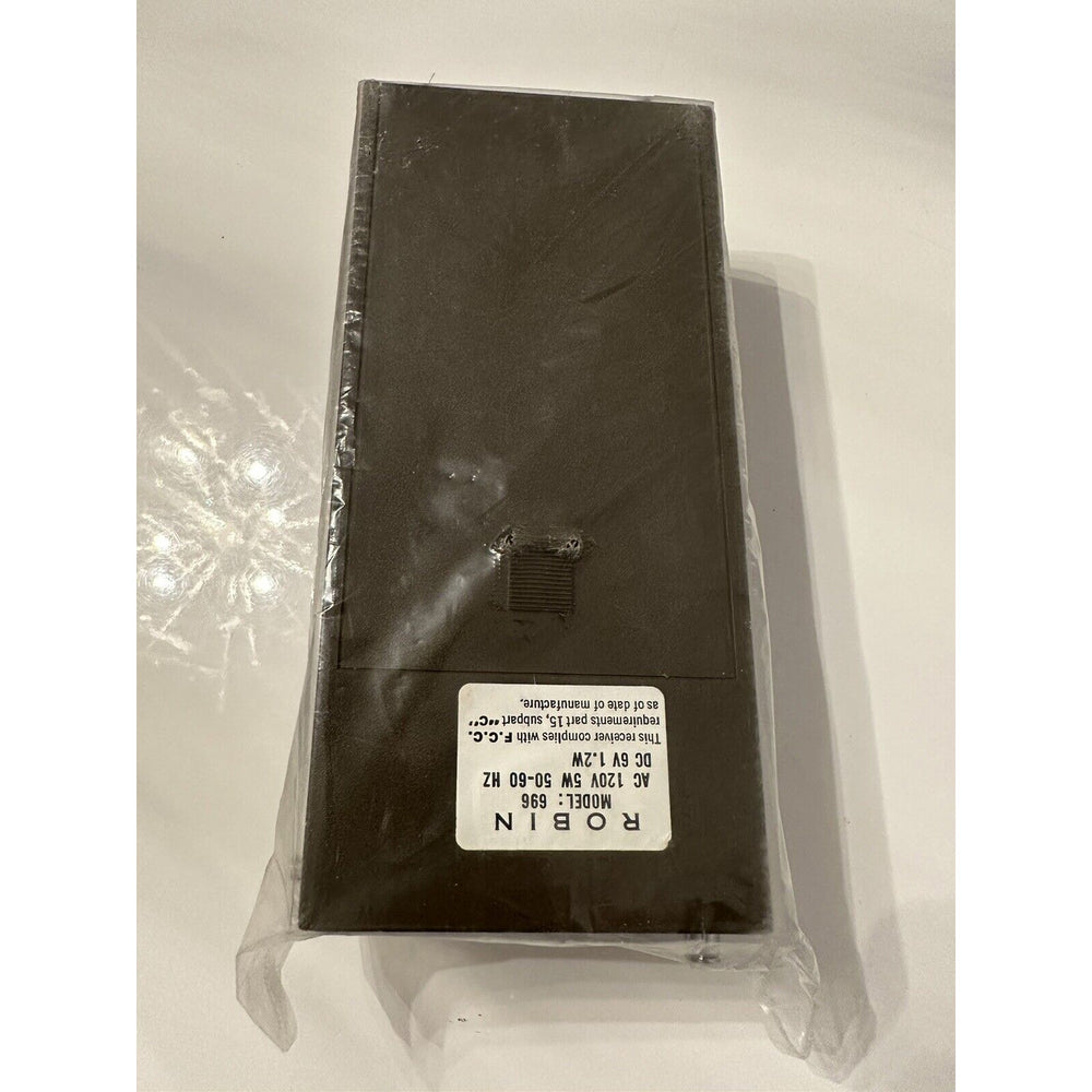 VINTAGE *NEW* Robin #2066 Solid State AM/FM Portable Radio