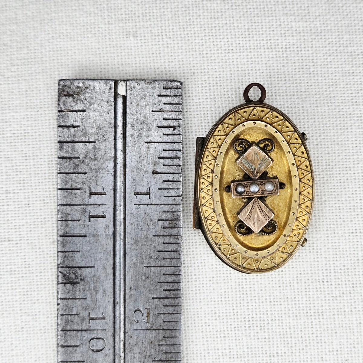 VINTAGE *NEW* 1950's Gold-Toned Locket with Design 1.5"