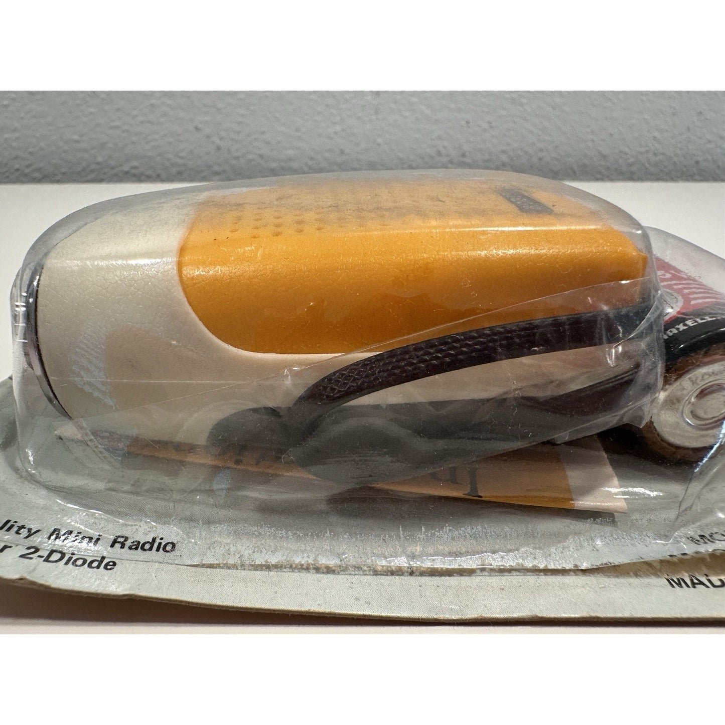 VINTAGE *NEW* ROBIN AIE-741 Yellow Solid State Micro Transistor Radio