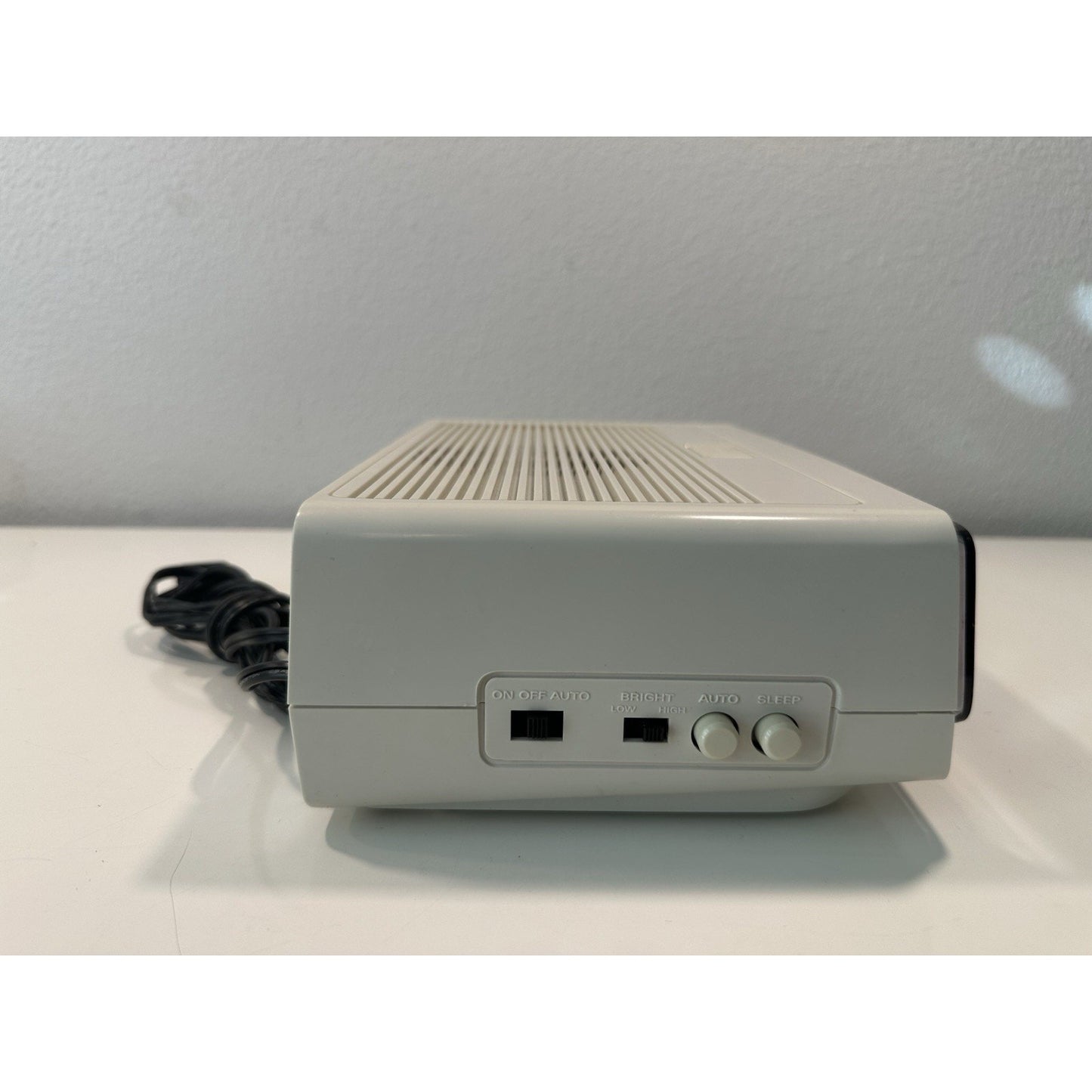 VINTAGE *NEW* 1980's Hitachi KC-650H Ivory/White Electronic Alarm Clock Radio
