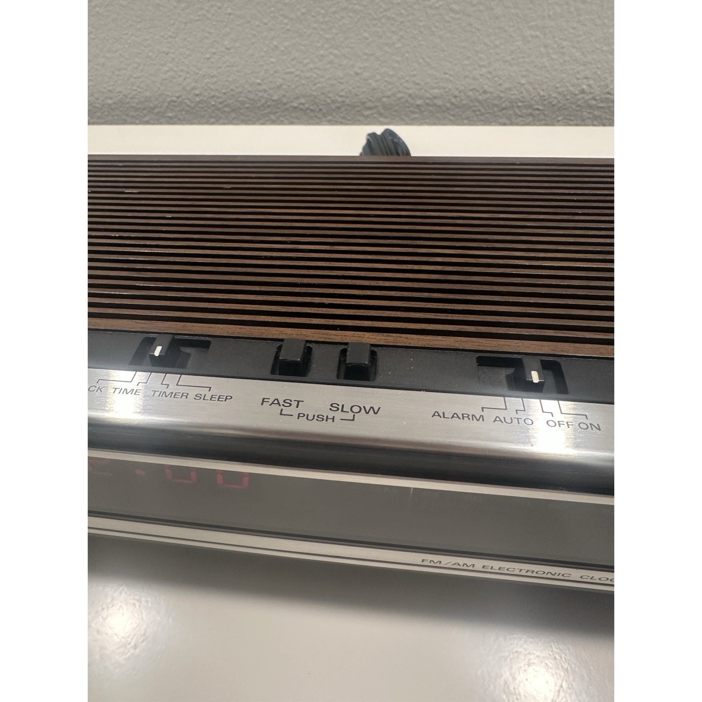 VINTAGE *NEW* 1980's Hitachi KC-651H Am/Fm 2-Band Table Radio w/Digital Clock
