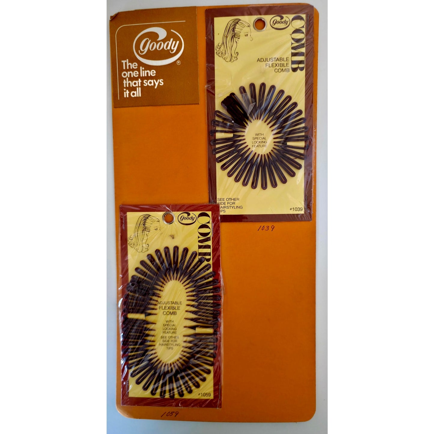 VINTAGE *NEW* 1975 Goody Nylon Flexible Combs on Card