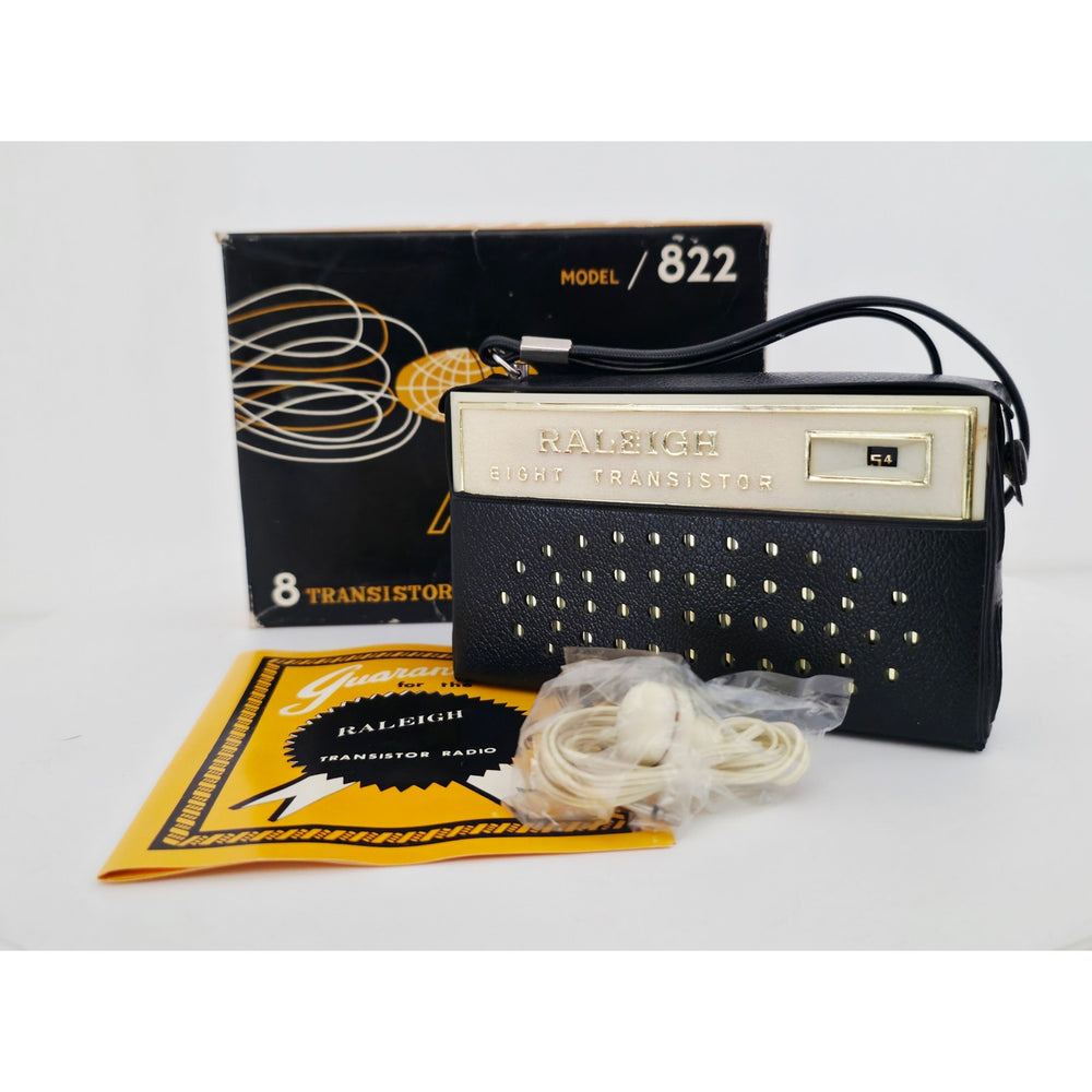 VINTAGE *PRISTINE* 1970's Raleigh 8 Model 822 AM Transistor Radio with Case