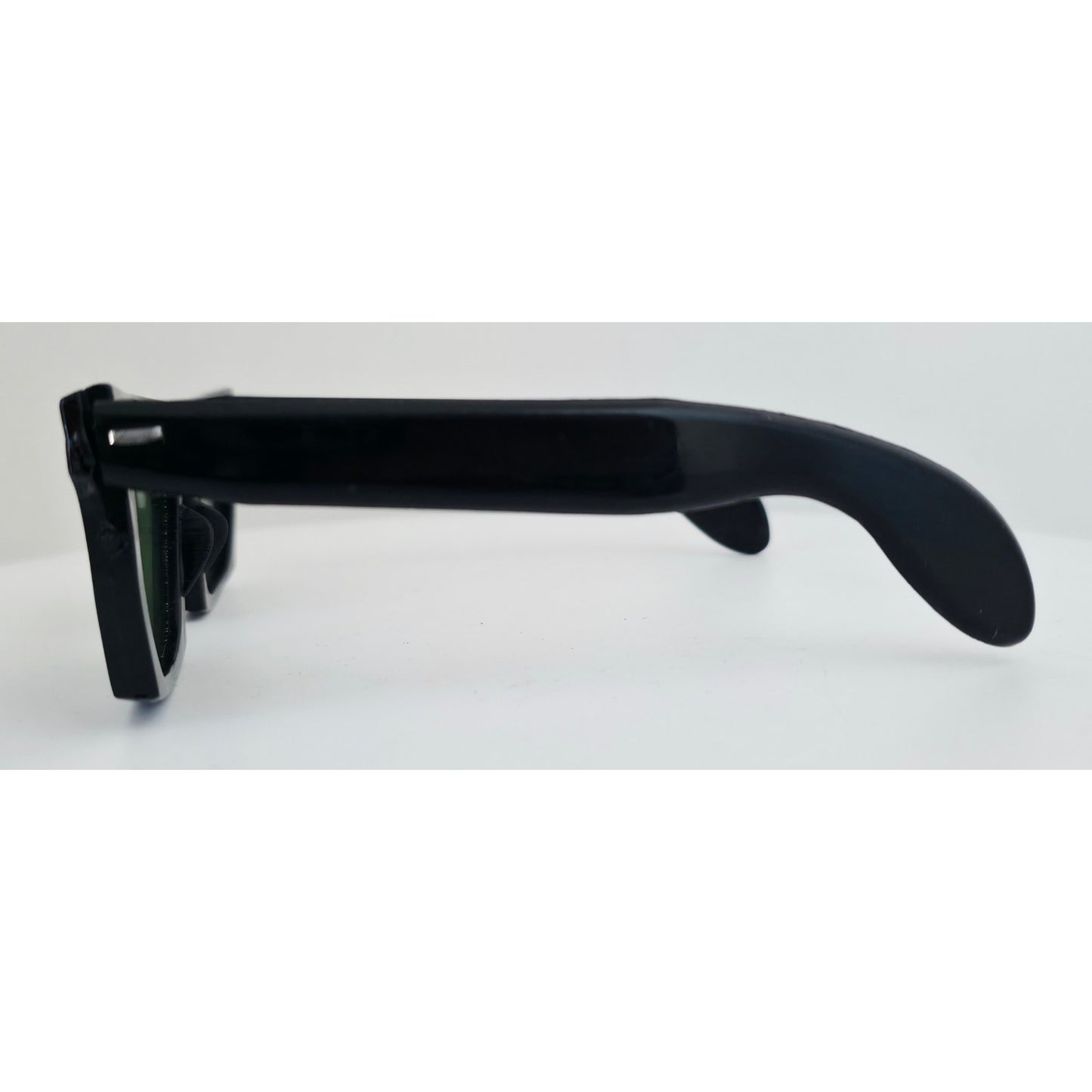 VINTAGE *NEW* 1970's Glam Unisex Sunglasses Black Frame with Green Lens