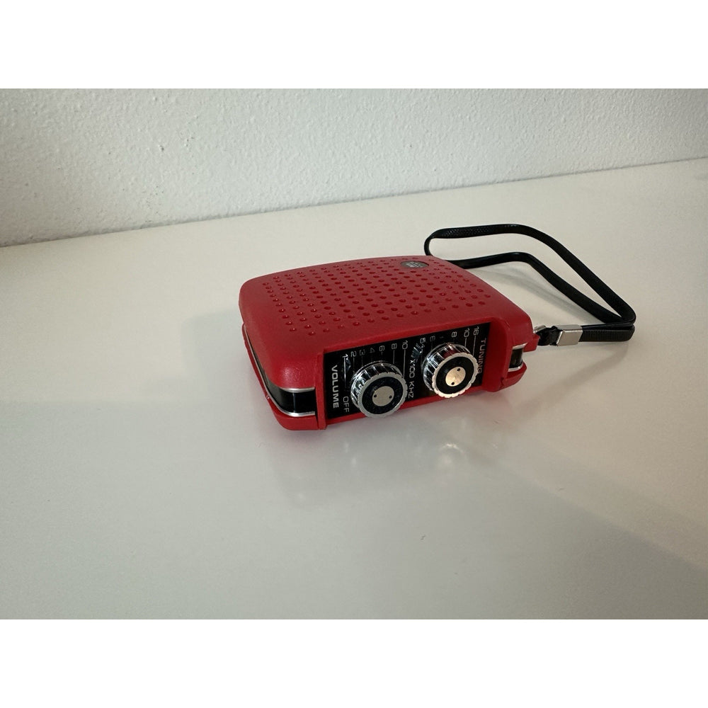 VINTAGE *NEW* 1970's Four Star FS-7 Solid State Radio in Red - RARE