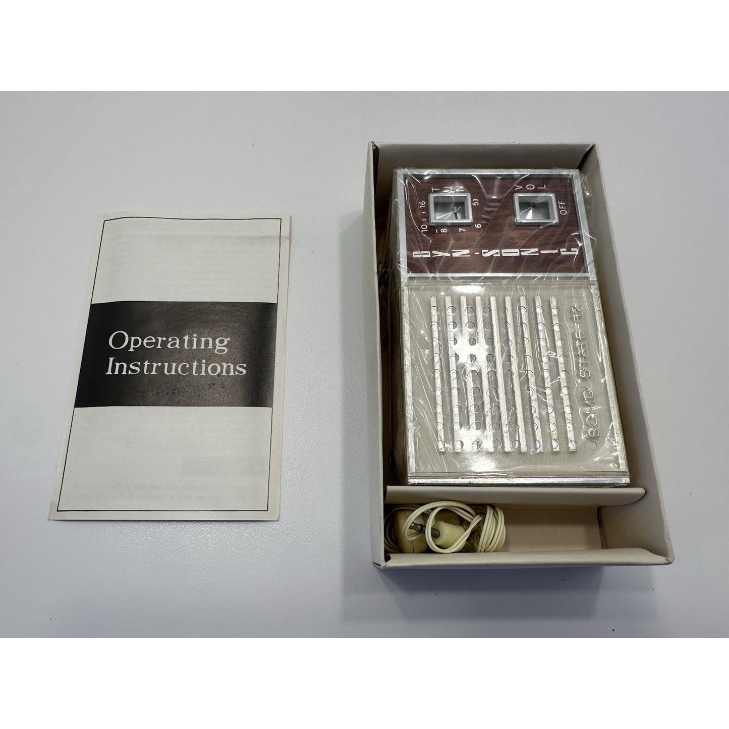 VINTAGE *NEW* 1960's/1970's Dyn-Sonic Transistor Radio Woodgrain