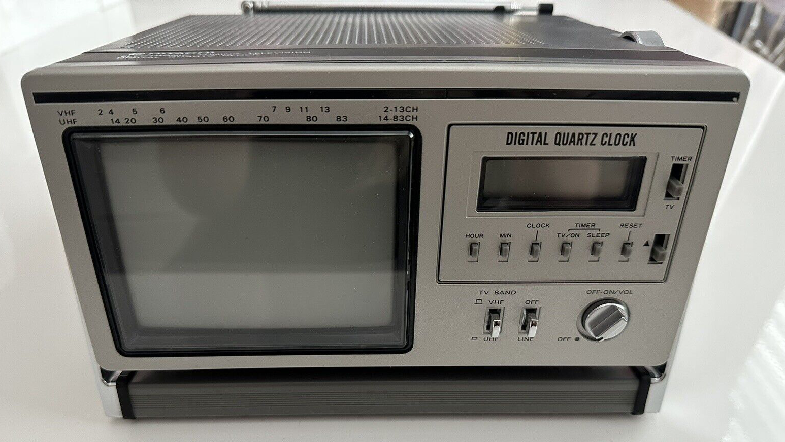 VINTAGE Hitachi K-2300 Solid State TV Receiver/Digital Clock RARE *NEW OLD STOCK